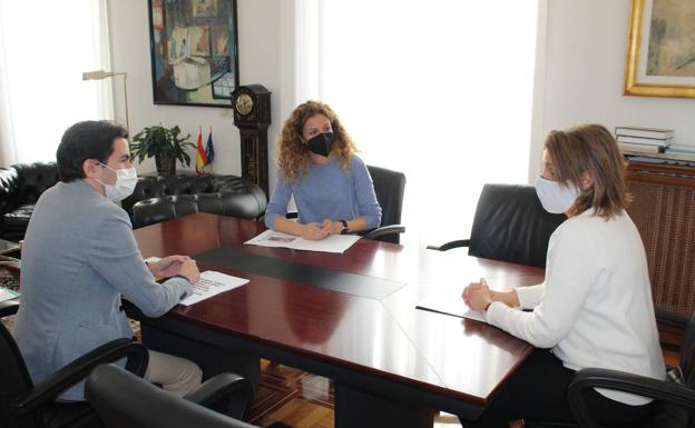 Casares y Quiñones, durante la reunión con la ministra el 28 de febrero