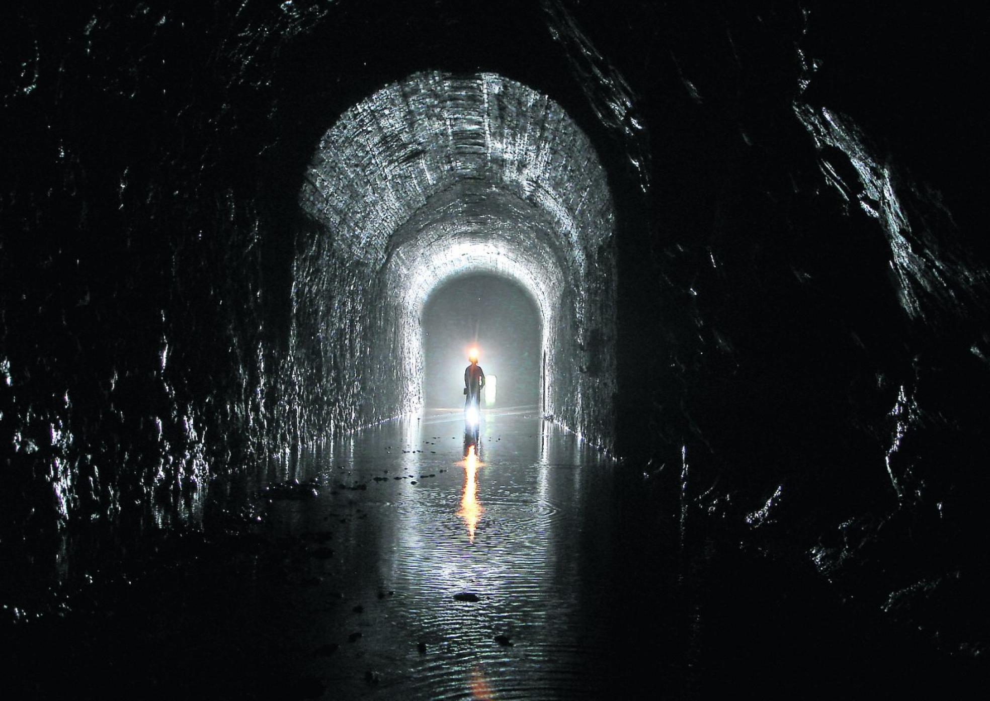 El agua anega parte del interior del túnel de Herreros. 