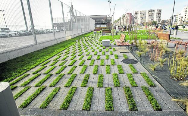 Entorno de la Estación Marítima. Una de las actuaciones más importantes que se han desarrollado para integrar el frente marítimo de Santander. El entorno del edificio es completamente diferente desde 2018, cuando se integraron más de 5.000 metros cuadrados que pertenecían a la APS en la ciudad. 