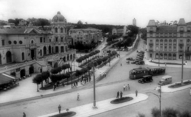 Imagen. Un tranvía circula por la plaza de Italia en 1950.