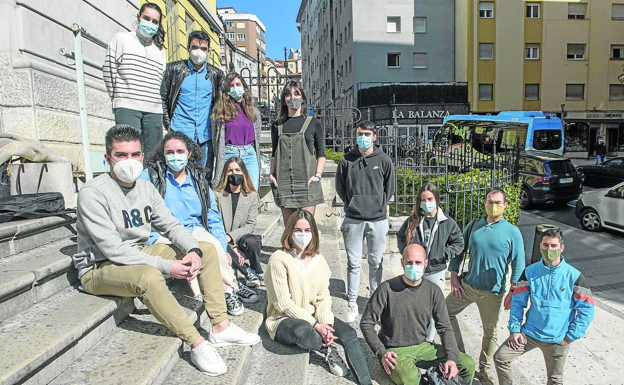 Alumnos del Máster del Profesorado que realizan sus prácticas en el Santa Clara. De pie, de izquierda a derecha: Alba González, Pablo Carpintero, Marta Castanedo, Lucía Criado, Diego Peña, María Luz Peral, Mario Fernández y Alberto Rina. Sentados, de izquierda a derecha: Pablo Rodríguez, Raquel González, Judith Vélez, Elena Lantarón y Jorge González.