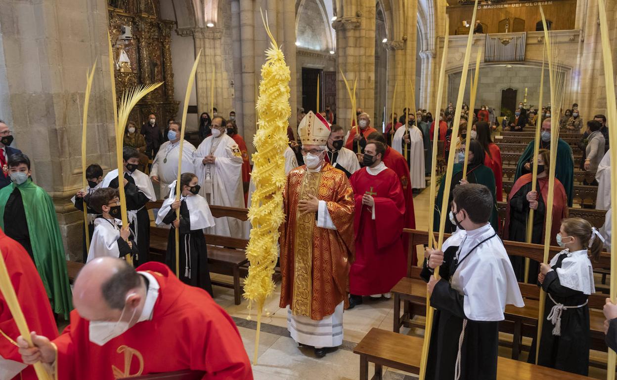 El obispo entrando en la Catedral este Domingo de Ramos.