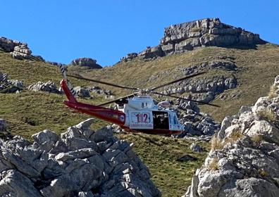 Imagen secundaria 1 - Dos senderistas rescatados en helicóptero en el Pico Porracolina, en Ruesga