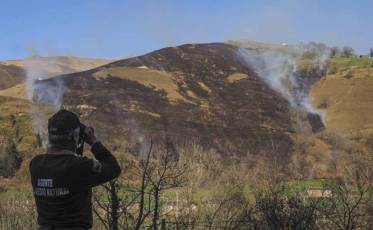 Imagen de archivo de un incendios en la zona de Vega de Pas