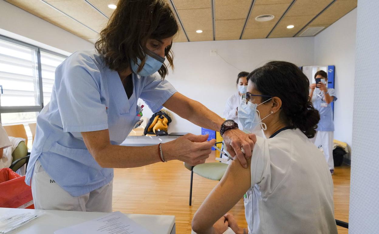 Vacunación de sanitarios en Valdecilla.