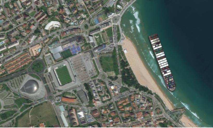 Vista a escala real del buque en la segunda playa de El Sardinero, donde prácticamente ocuparía el arenal completo