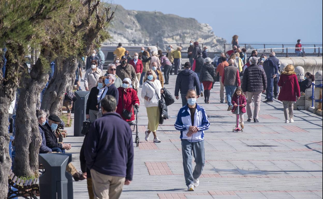 El ritmo de contagios y la incidencia acumulada del covid siguen al alza en Cantabria