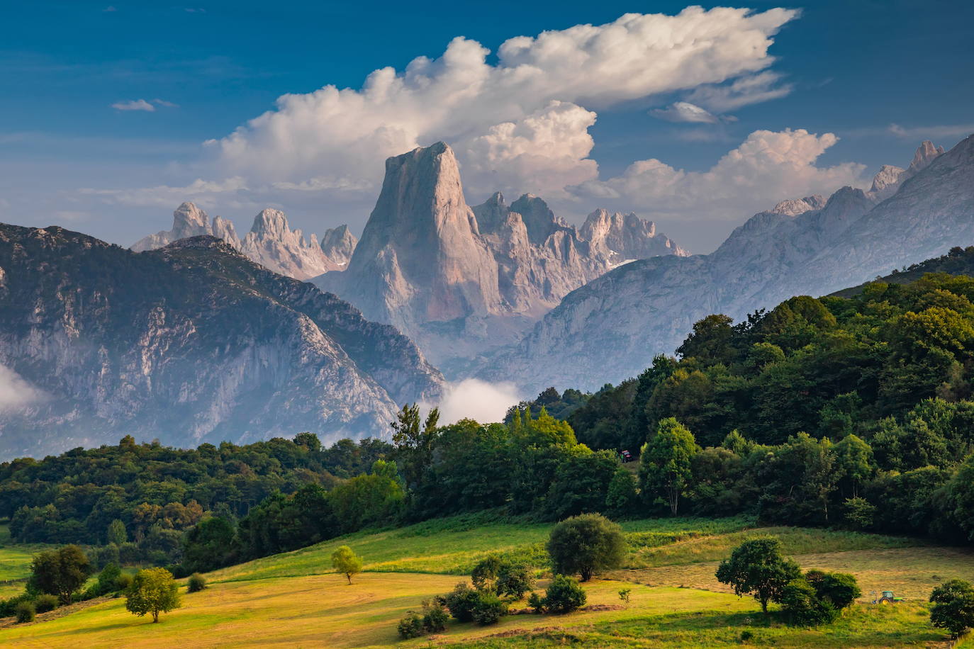 Pico calcáreo situado en el Macizo de los Urrieles en los Picos de Europa. Administrativamente se encuentra situado en el concejo asturiano de Cabrales y dentro del parque nacional de Picos de Europa. Tiene una altitud de 2519 metros y, aunque no es el pico más alto de la Cordillera Cantábrica, es uno de sus montes más conocidos. Es una de las cumbres emblemáticas de España para la escalada por sus grandes paredes, especialmente por los 550 metros de pared vertical de su cara Oeste. En su base se encuentra la Vega de Urriellu, un valle de origen glaciar cuaternario.