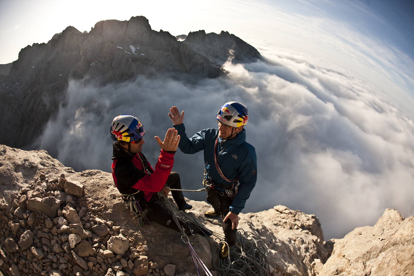 Los hermanos Pou en la cima del Urriellu.