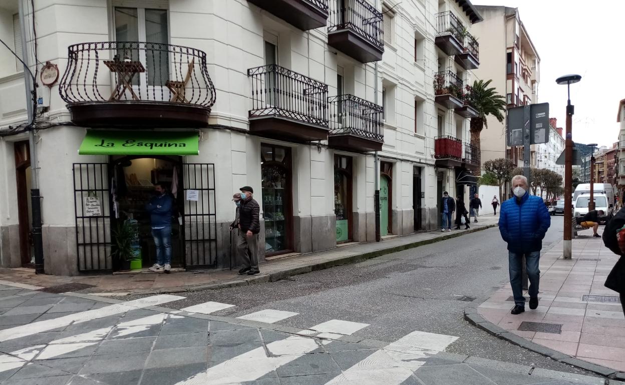 Una de las calles comerciales de Castro Urdiales.