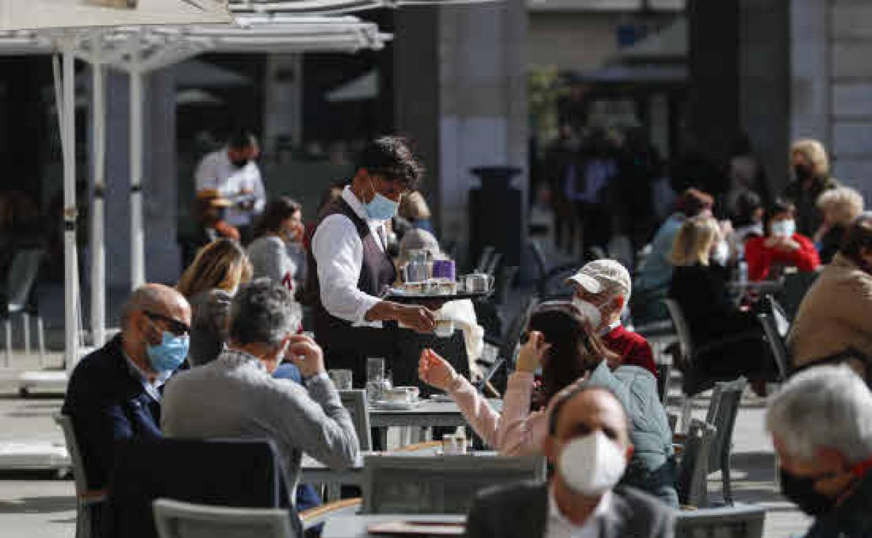 Sanidad abre la puerta a endurecer las restricciones la próxima semana tras el aumento de la incidencia