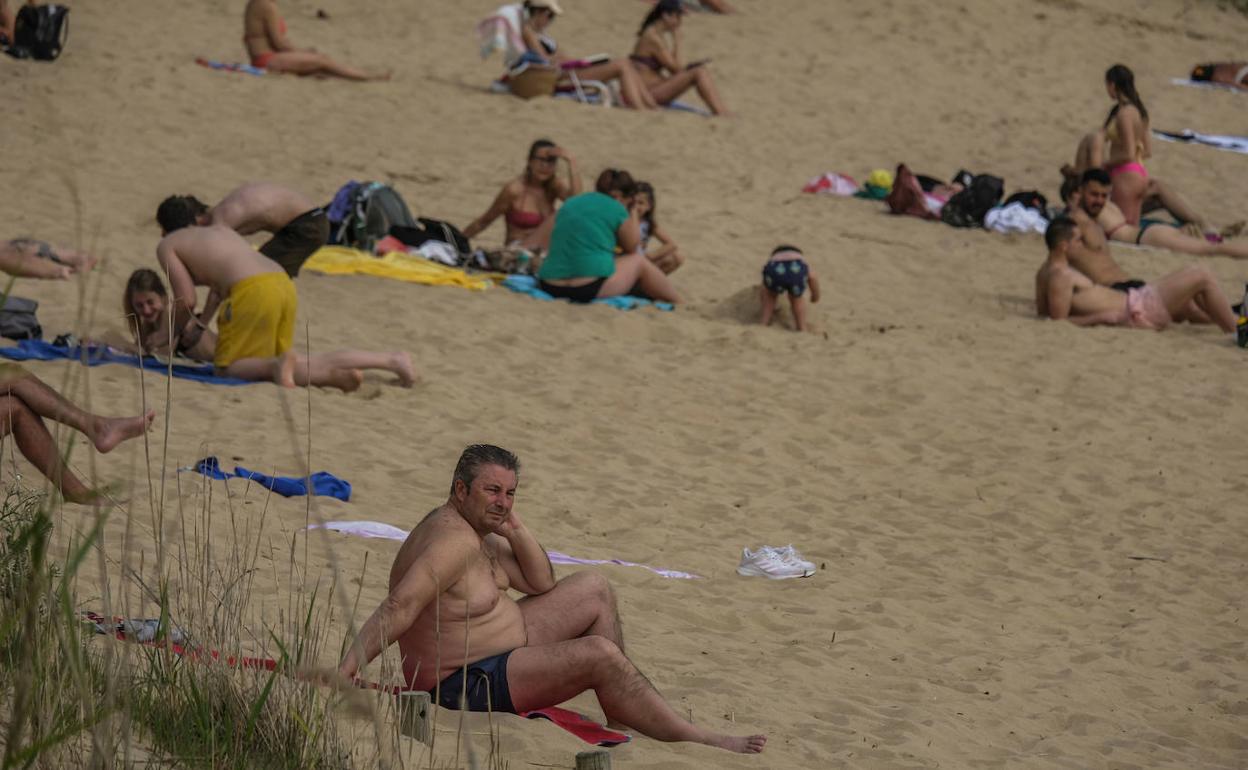 Bañistas, ayer por la tarde, en la playa de Los Peligros de Santander.