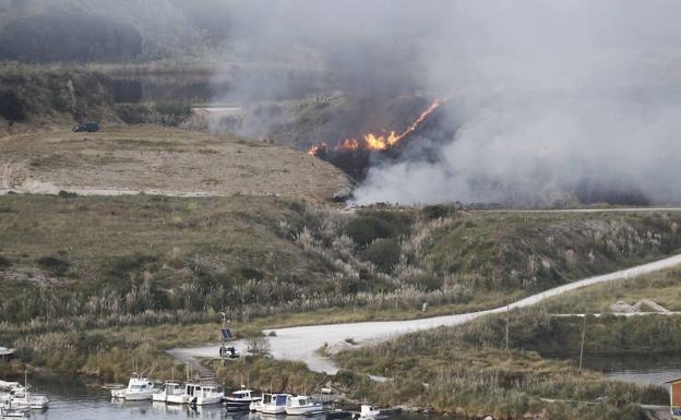 Aparatoso incendio de plumeros en las canteras de Cuchía y otros 19 focos activos