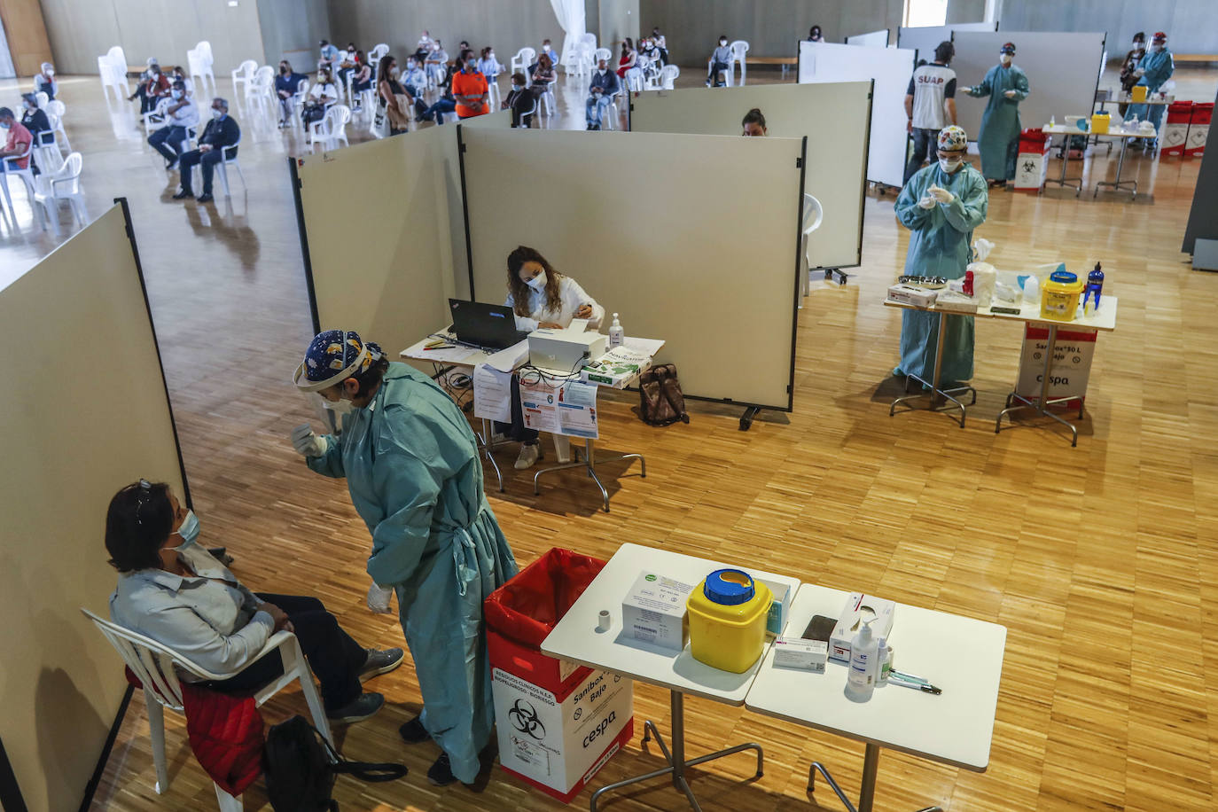 El Palacio de Exposiciones ha acogido la primera experiencia e vacunación masiva en Cantabria. Cuatro equipos han trabajado durante toda la jornada y seguirán hasta el sábado