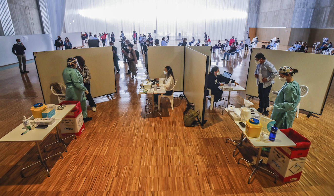 El Palacio de Exposiciones ha acogido la primera experiencia e vacunación masiva en Cantabria. Cuatro equipos han trabajado durante toda la jornada y seguirán hasta el sábado