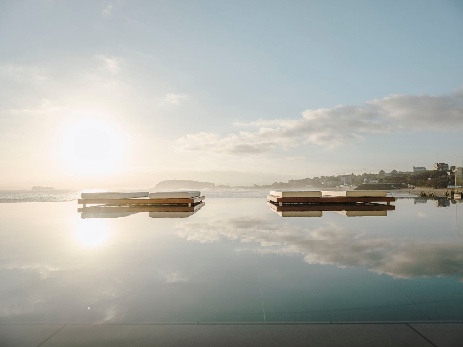 A la nueva decoración acogedora de sus habitaciones se suma la increíble piscina 'infinity' con vistas a El Sardinero.