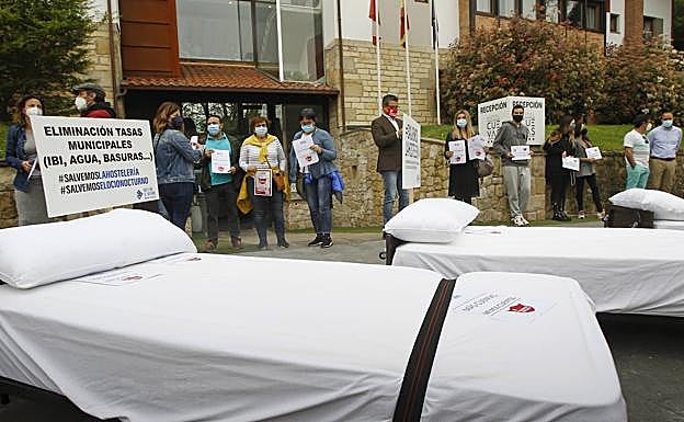 Imagen. Los hosteleros sacaron las camas a la calle.