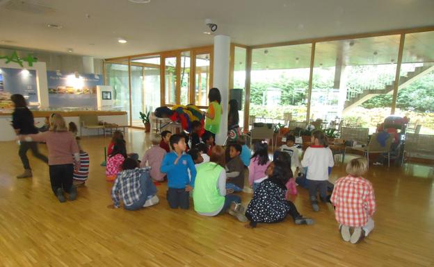 Niños adoptados juegan en la acociación Afamundi.