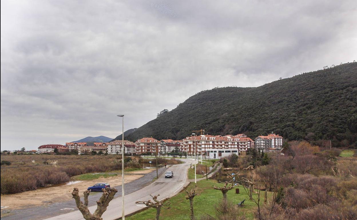 Noja recupera la «identidad» de su casco urbano y estrena un parque infantil en Helgueras