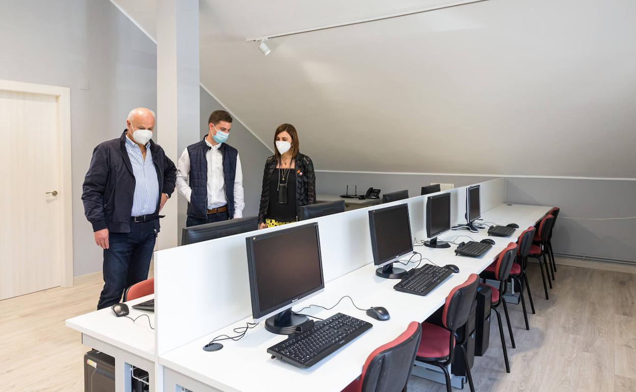 Rasines renueva el aula informática y la sala multiusos de la Biblioteca