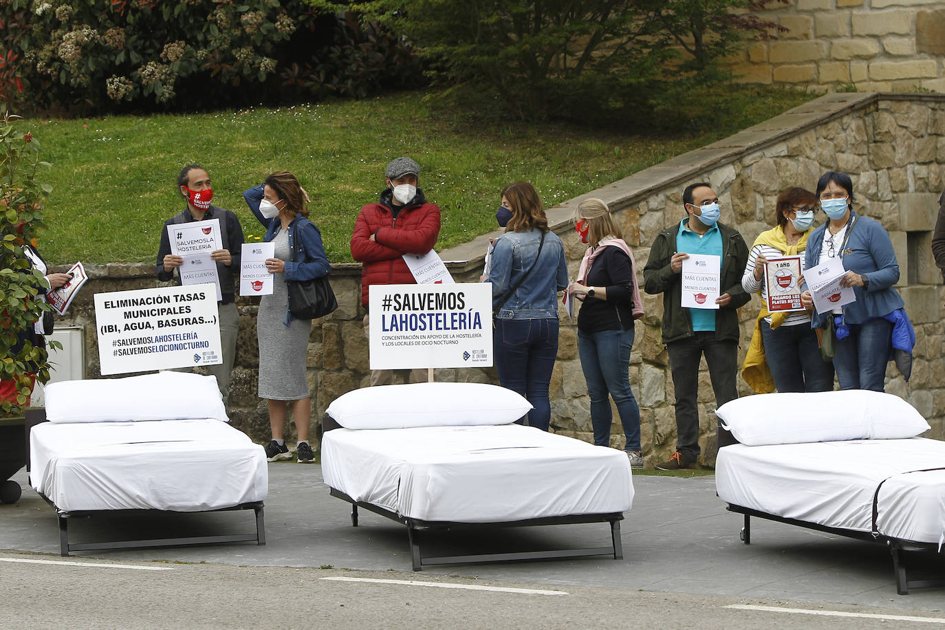 La Asociación de Hostelería de Cantabria ha protestado desde Santillana del Mar sacando camas a la vía pública para decir que están arruinados tras dar por perdida la segunda Semana Santa.