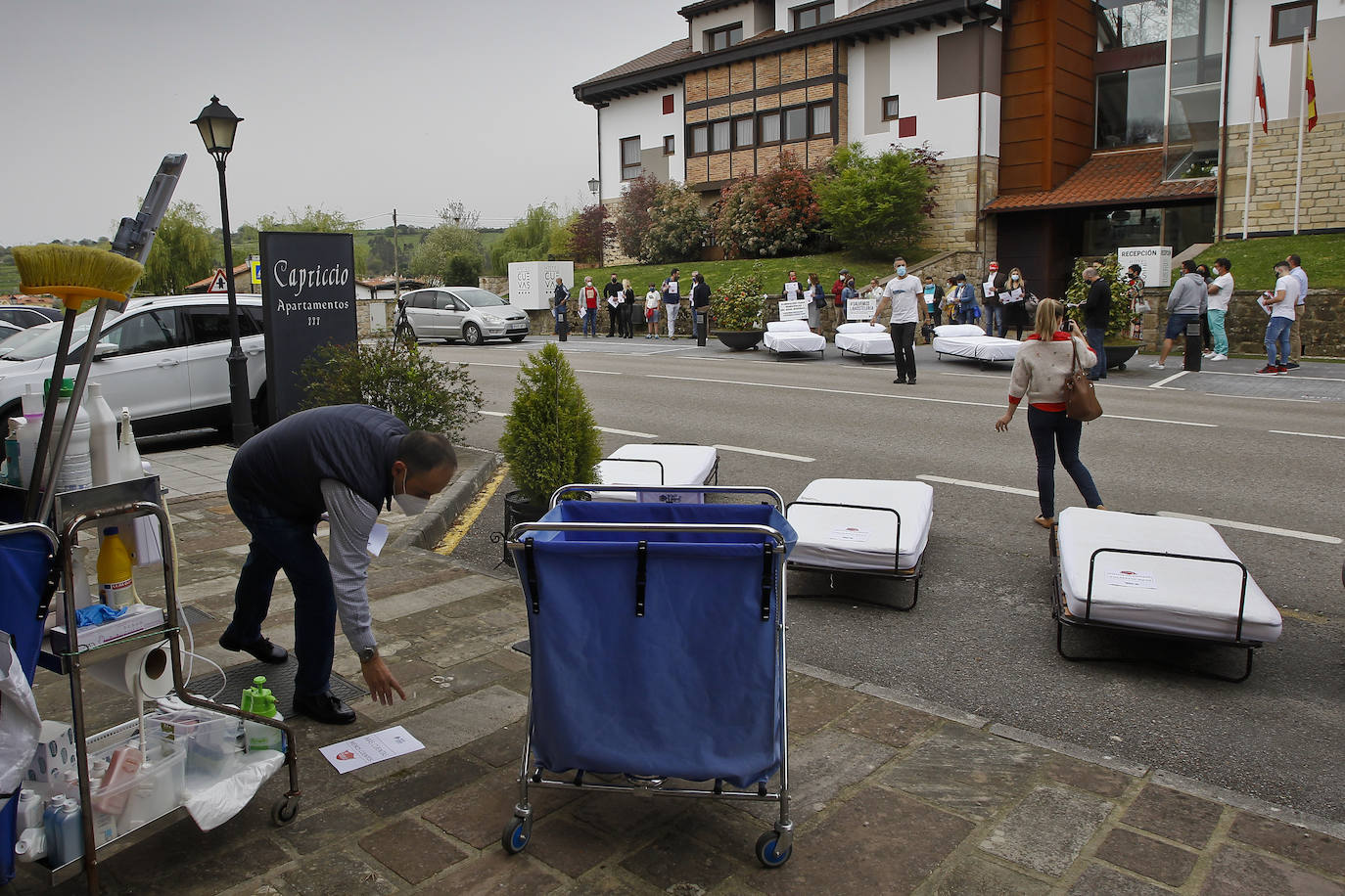 La Asociación de Hostelería de Cantabria ha protestado desde Santillana del Mar sacando camas a la vía pública para decir que están arruinados tras dar por perdida la segunda Semana Santa.