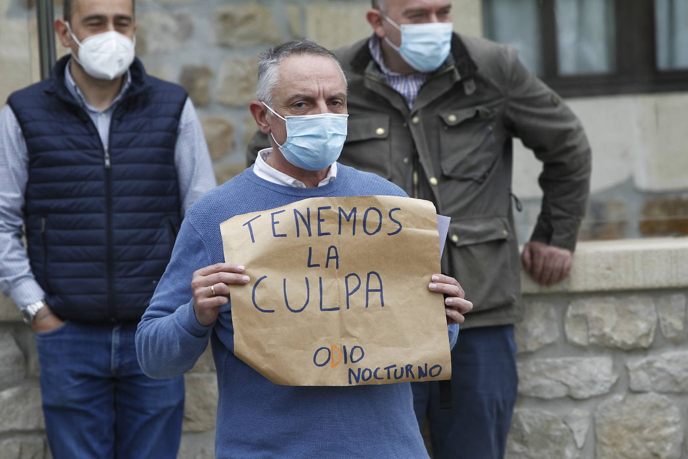 La Asociación de Hostelería de Cantabria ha protestado desde Santillana del Mar sacando camas a la vía pública para decir que están arruinados tras dar por perdida la segunda Semana Santa.