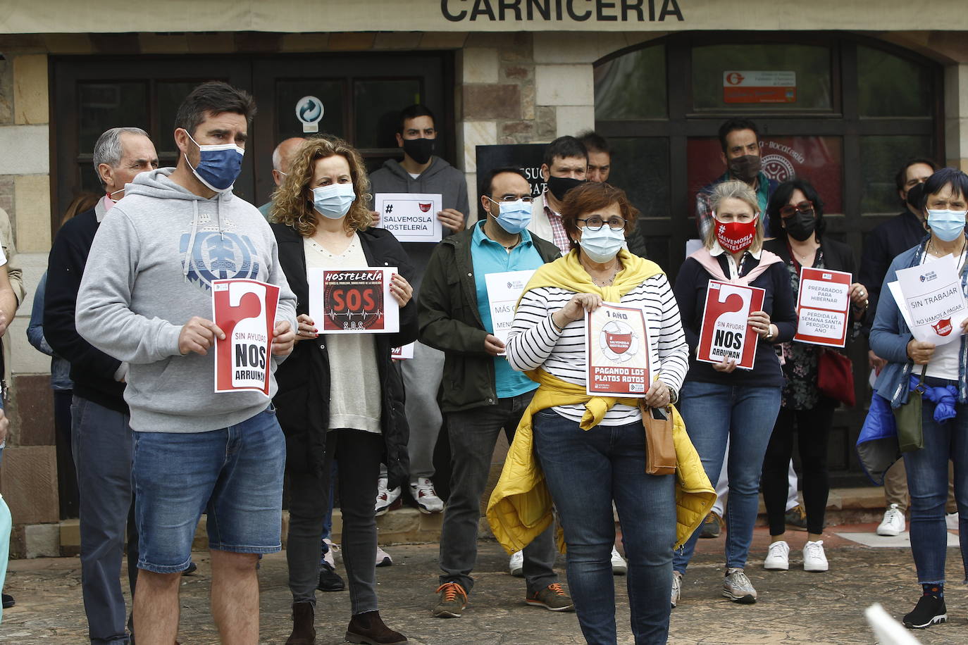 La Asociación de Hostelería de Cantabria ha protestado desde Santillana del Mar sacando camas a la vía pública para decir que están arruinados tras dar por perdida la segunda Semana Santa.