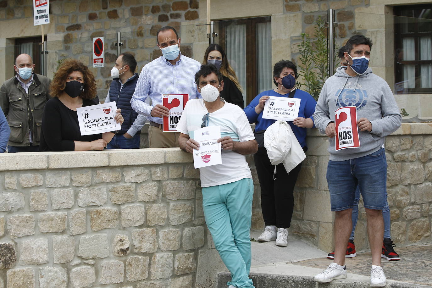 La Asociación de Hostelería de Cantabria ha protestado desde Santillana del Mar sacando camas a la vía pública para decir que están arruinados tras dar por perdida la segunda Semana Santa.