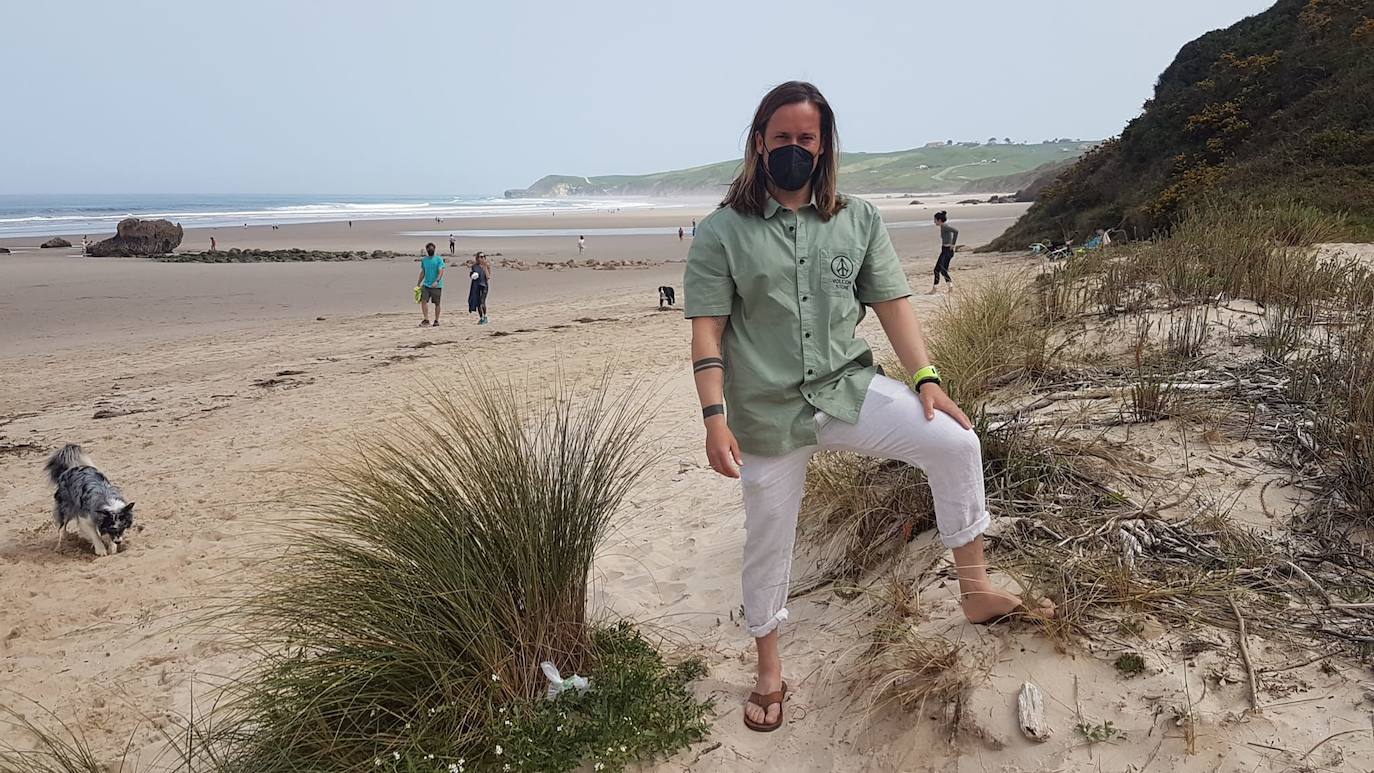 Mario Trapero posa en la playa de Merón. 