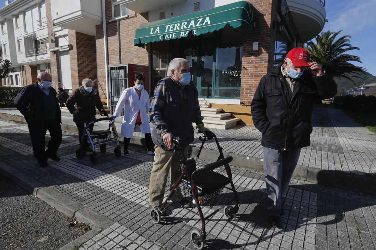 Un grupo de personas mayores de la residencia Santa Ana, en Santoña, retoma las salidas a la playa del municipio semanas después de recibir la vacuna contra el covid.