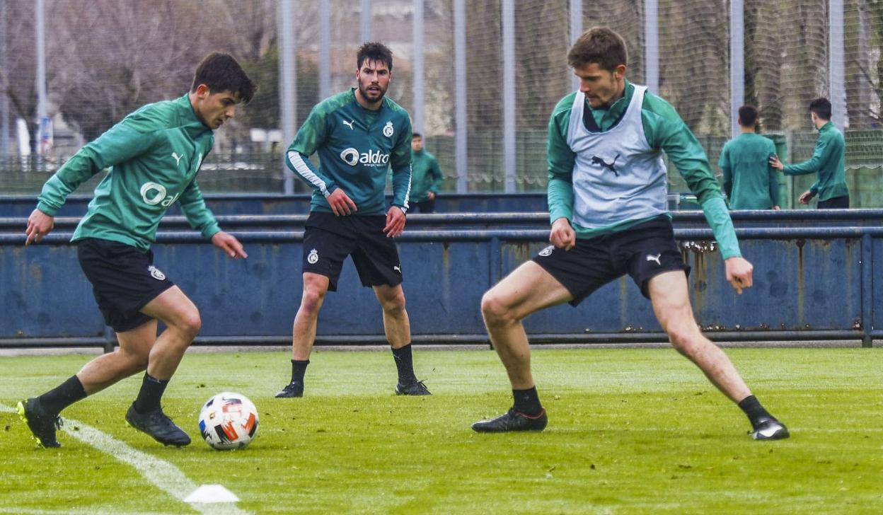 Riki conduce el balón ante sus compañeros Jon Ander y Matic, durante un entrenamiento esta semana en las instalaciones Nando Yosu de La Albericia. 