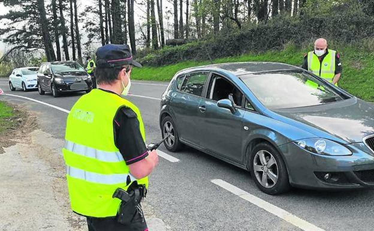 Los ertzainas revisaron cada coche que se dirigía a Cantabria por el alto de las Muñecas.