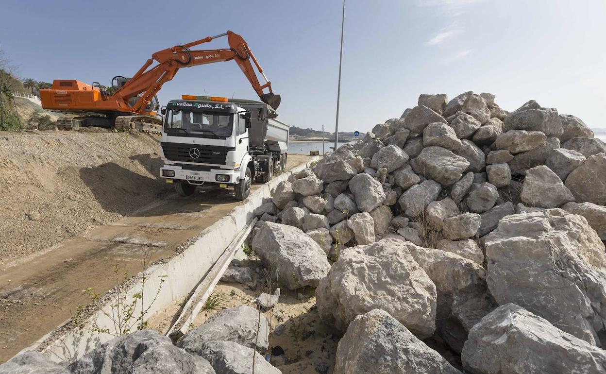 Retirada de las piedras del que iba a ser el dique de Los Peligros.