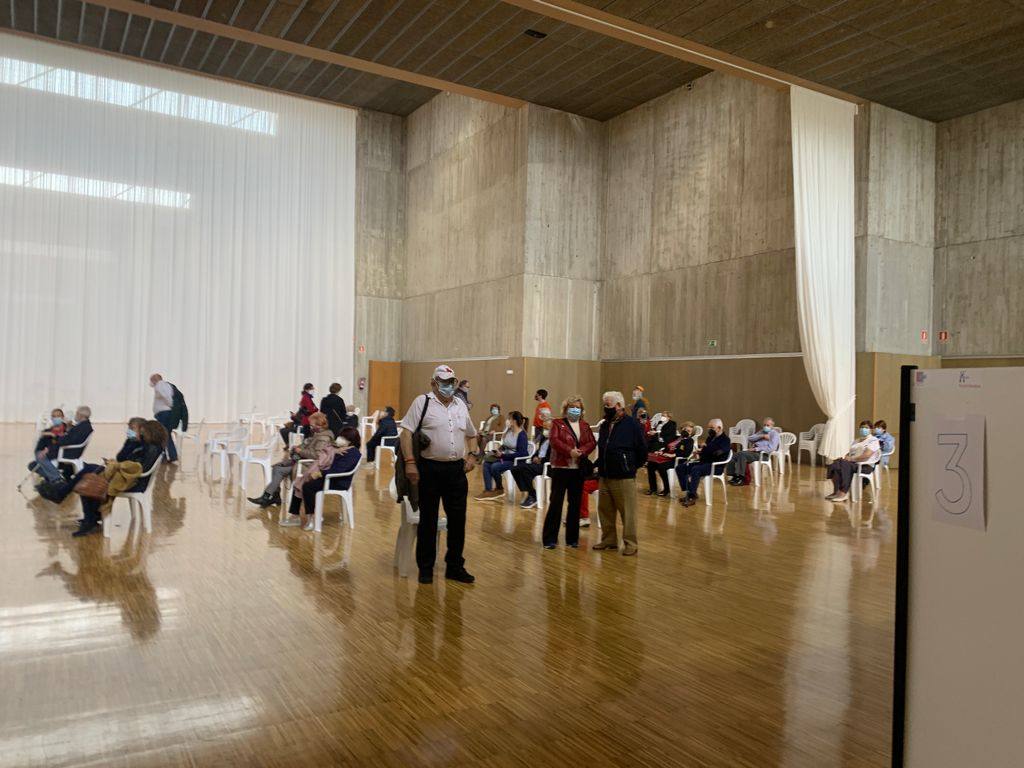 Segunda jornada de la vacunación a mayores de 80 años en el Palacio de Exposiciones de Santander, por donde habrán pasado 2.800 personas hasta este sábado.