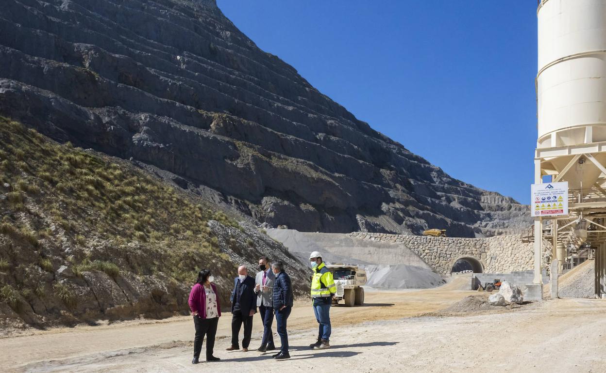 Blanco destaca la apuesta de Canteras de Santullán por la economía circular y el desarrollo sostenible