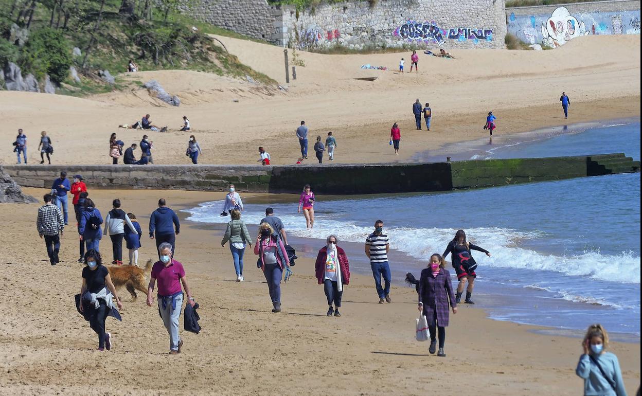 Muchos ciudadanos aprovecharon el buen tiempo de ayer para pasear por la playa de Los Bikinis. 