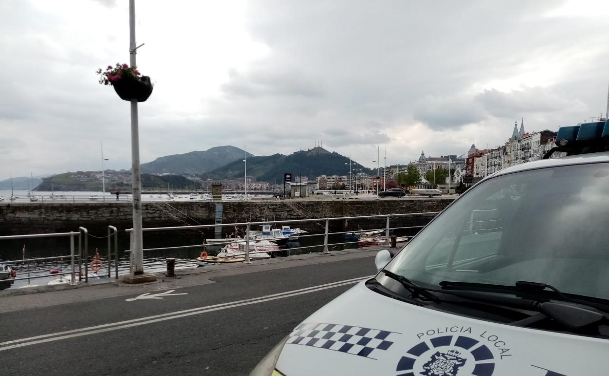 Coche de la Policía Local de Castro Urdiales en las inmediaciones del puerto.