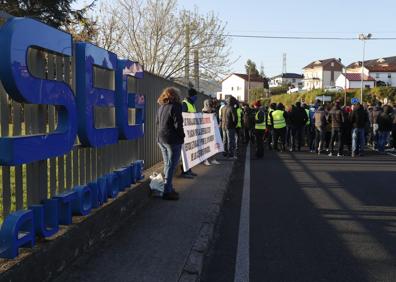 Imagen secundaria 1 - Imágenes de la huelga de este lunes a primera hora de la mañana.