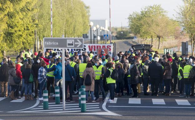 Trabajadores de SEG se concentran desde las 6 de la mañana frente a la factoría de Treto.