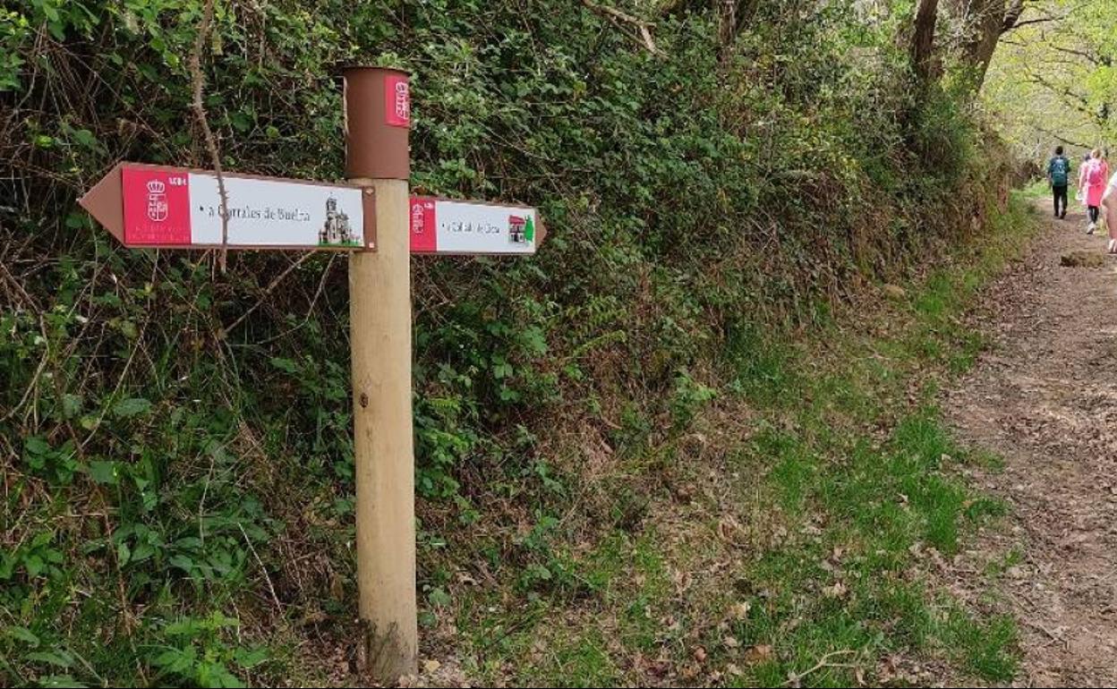 Nuevas señales en el arranque de la calzada del monte Fresneda.