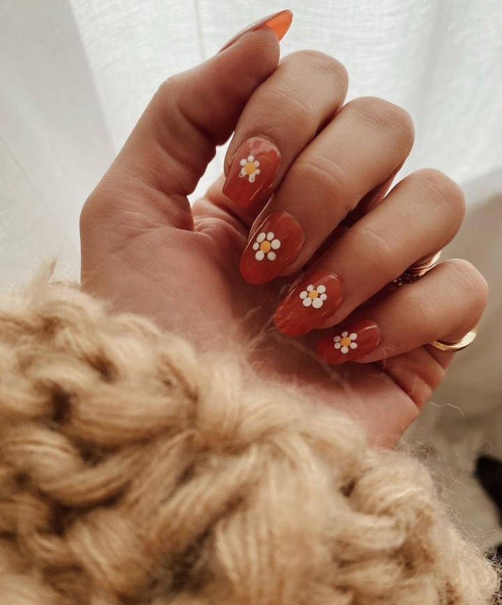 Todas las amantes del 'nail art' tendrán esta primavera la oportunidad perfecta para que sus uñas se reinventen a todo color y con diseños de lo más creativos. Al menos así lo han adelantado algunas 'influencers' compartiendo manicuras a juego con los colores de sus 'outfits', en las que hay cabida para todo tipo de formas abstractas, 'prints' florales, nuevas versiones de manicura francesa, estampados de cuadros o los clásicos tonos pastel. Desde las amigas María Pombo y María Fernández-Rubíes, pasando por Laura Escanes o la neoyorkina Tezza. Ellas han sido las encargadas de mostrarnos todas las tendencias de uñas que querrás para ti.