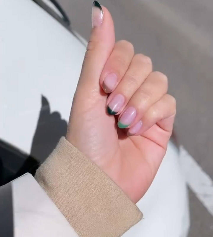 Todas las amantes del 'nail art' tendrán esta primavera la oportunidad perfecta para que sus uñas se reinventen a todo color y con diseños de lo más creativos. Al menos así lo han adelantado algunas 'influencers' compartiendo manicuras a juego con los colores de sus 'outfits', en las que hay cabida para todo tipo de formas abstractas, 'prints' florales, nuevas versiones de manicura francesa, estampados de cuadros o los clásicos tonos pastel. Desde las amigas María Pombo y María Fernández-Rubíes, pasando por Laura Escanes o la neoyorkina Tezza. Ellas han sido las encargadas de mostrarnos todas las tendencias de uñas que querrás para ti.