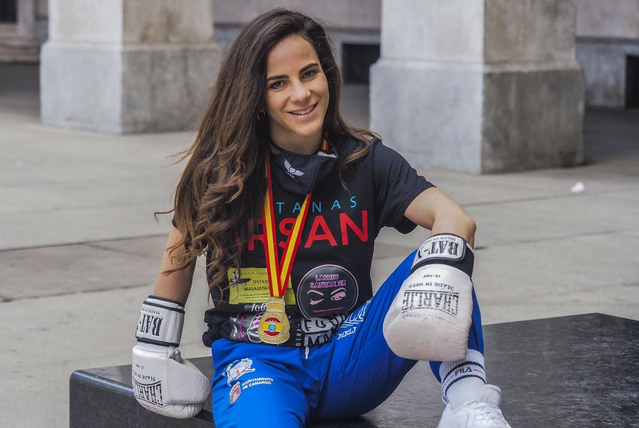 Mariluz Peral, con su medalla de oro y sus guantes, posa en la Plaza Porticada de Santander después de regresar a Santander. 