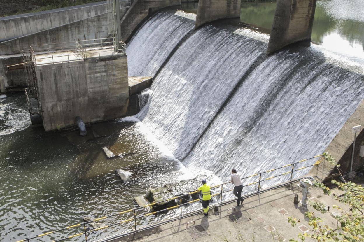 Vista del embalse en el que se llevarán a cabo obras de dragado para garantizar el suministro de agua. Luis palomeque