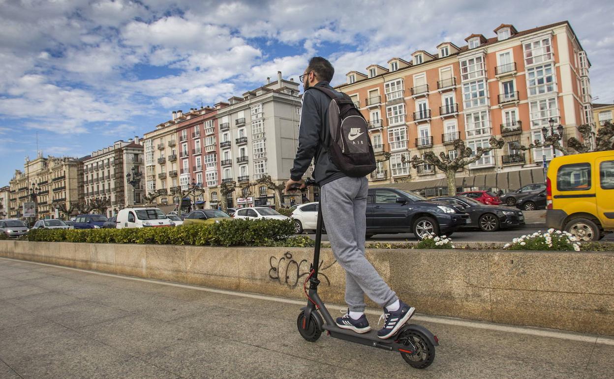 Un hombre circula con un patinete por el Paseo Pereda, la calle más cara de Santander para comprar una vivienda.