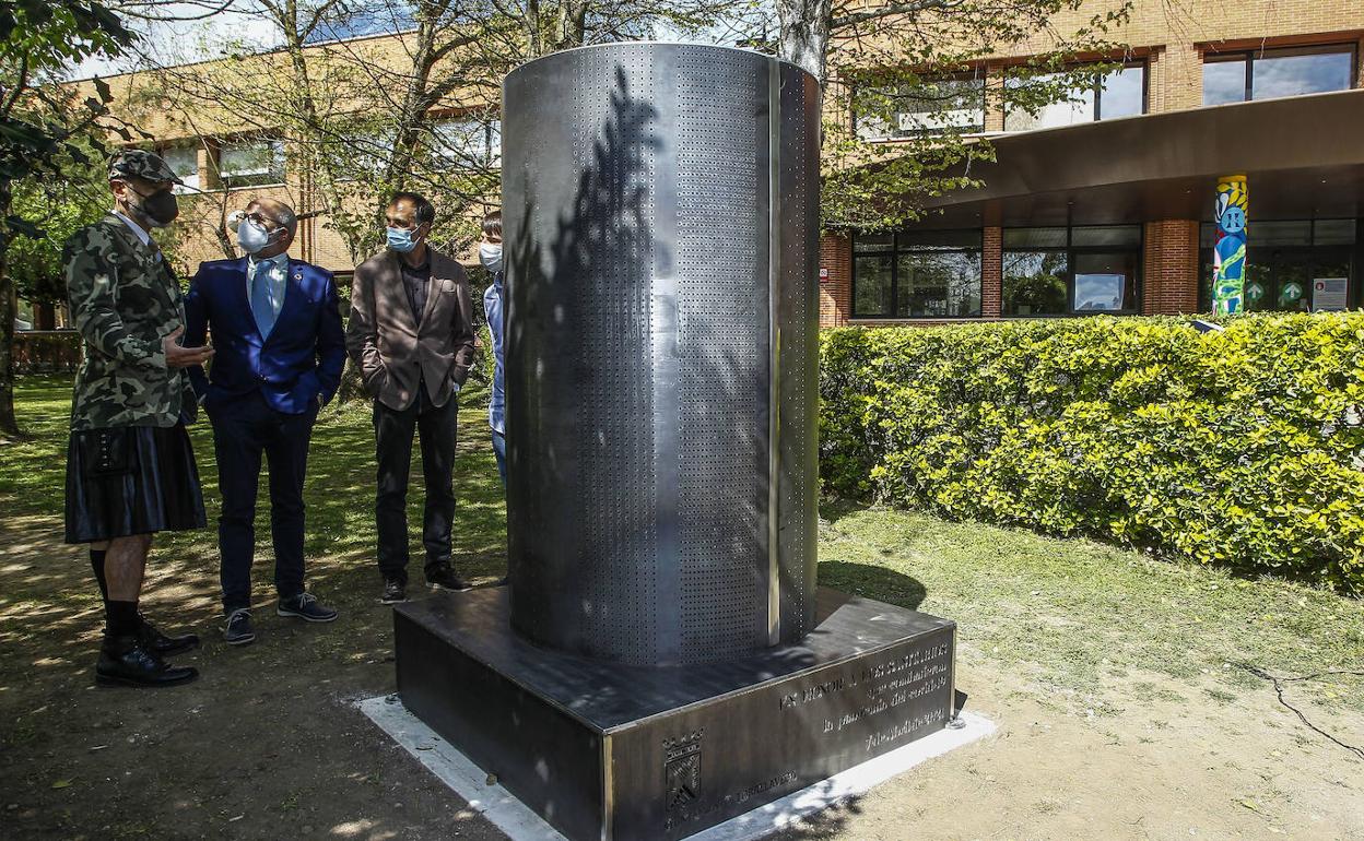 Torrelavega rinde homenaje a los sanitarios con una escultura en el exterior de Sierrallana