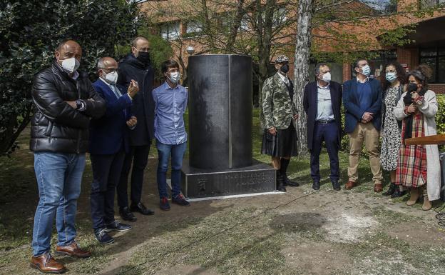 Imagen principal - Torrelavega rinde homenaje a los sanitarios con una escultura en el exterior de Sierrallana