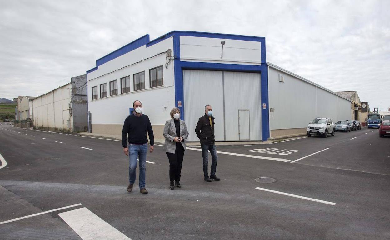 Esther Bolado, en el centro, visita el resultado de los trabajos junto a los ediles de Obras y Desarrollo Local, Íñigo Gómez y Eugenio Gómez. 