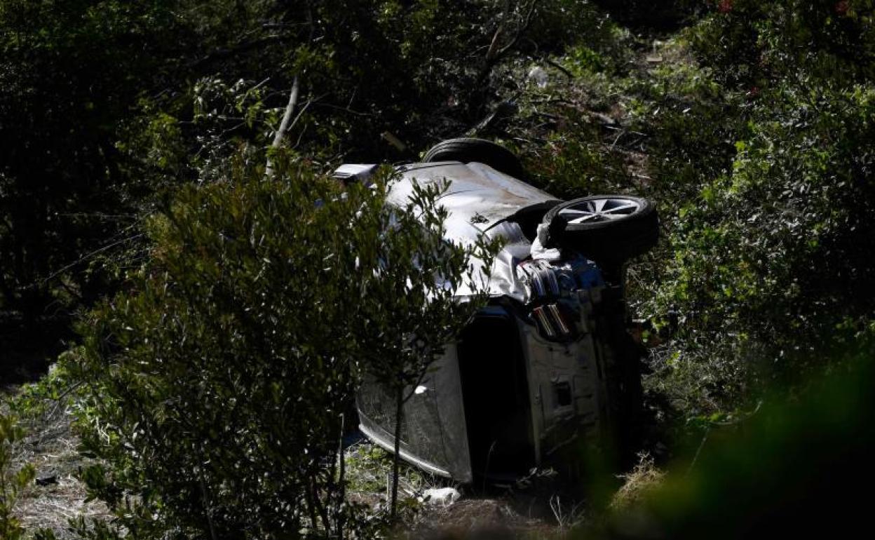 El coche que conducía Tiger Woods tras su accidente. 